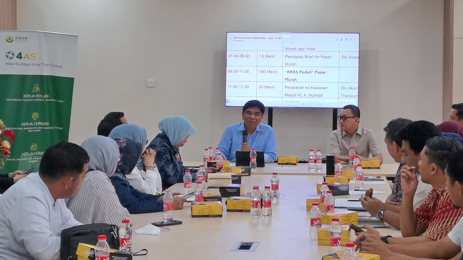 Sekjen KKSS Abdul Kadir Karding (kanan) didampingi Direktur Eksekutif IKA UNHAS, Salahuddin Alam (kiri) pada rapat panitia Mukernas KKSS dan HUT ke-49 di AAS Building, Makassar, Jumat (24/10/2025)