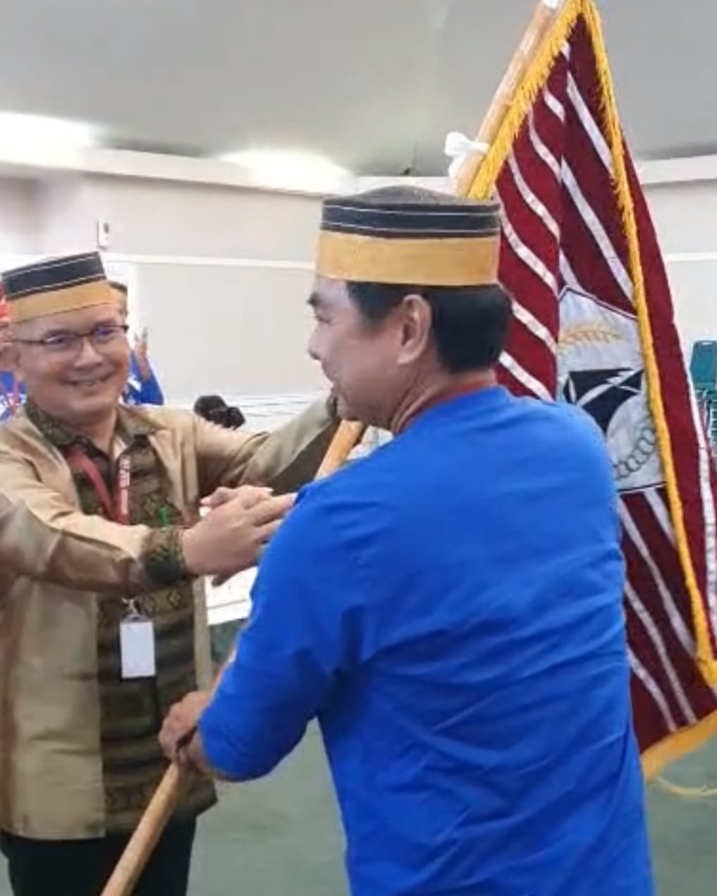 Prosesi Penyerahan Pataka dilakukan Ketua BPD demisioner Afery S. Fudail, kepada Ketua Terpilih, Sulhajji Jompa 
