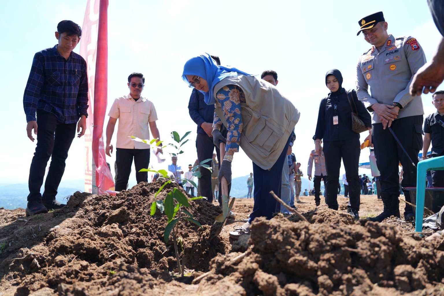 Peletakan Batu Pertama Sekolah Unggulan KKSS di Bissoloro, Kecamatan Bungaya oleh Bupati Gowa, Sitti Husniah