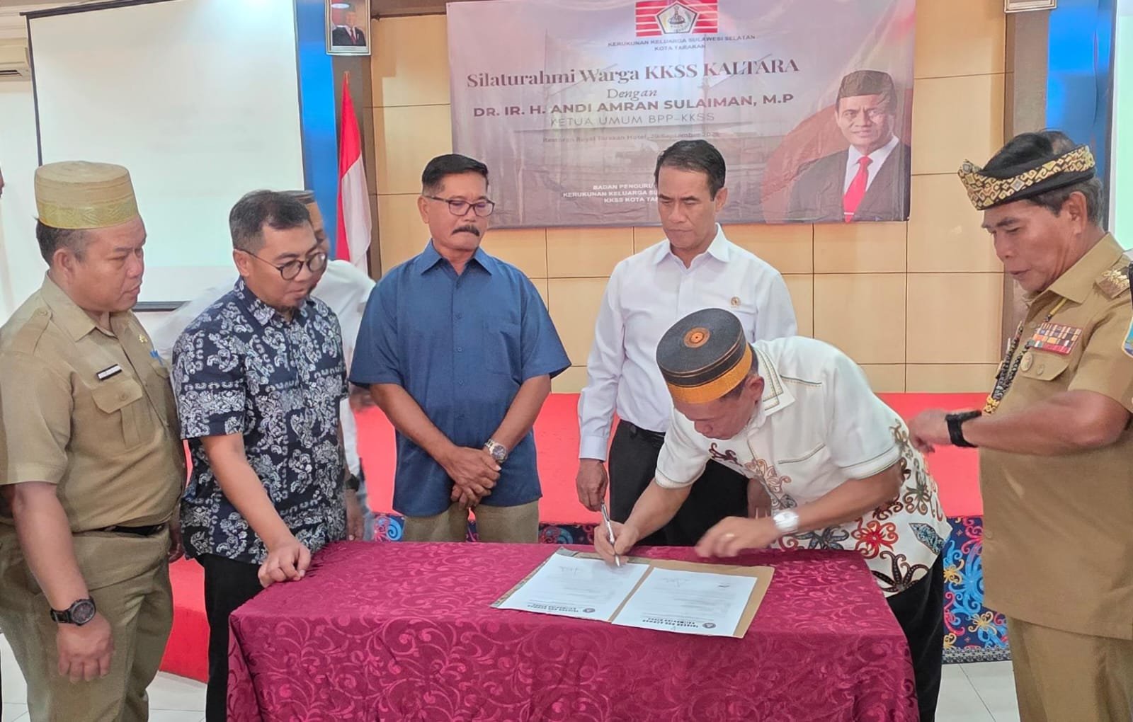 Ketua Umum KKSS / Mentan Amran (Baju putih) saat menerima Hibah Lahan untuk Sekolah Unggulan KKSS Kaltara dari Tajuddin Tuwo di Tarakan, Senin 29 September 2025. 