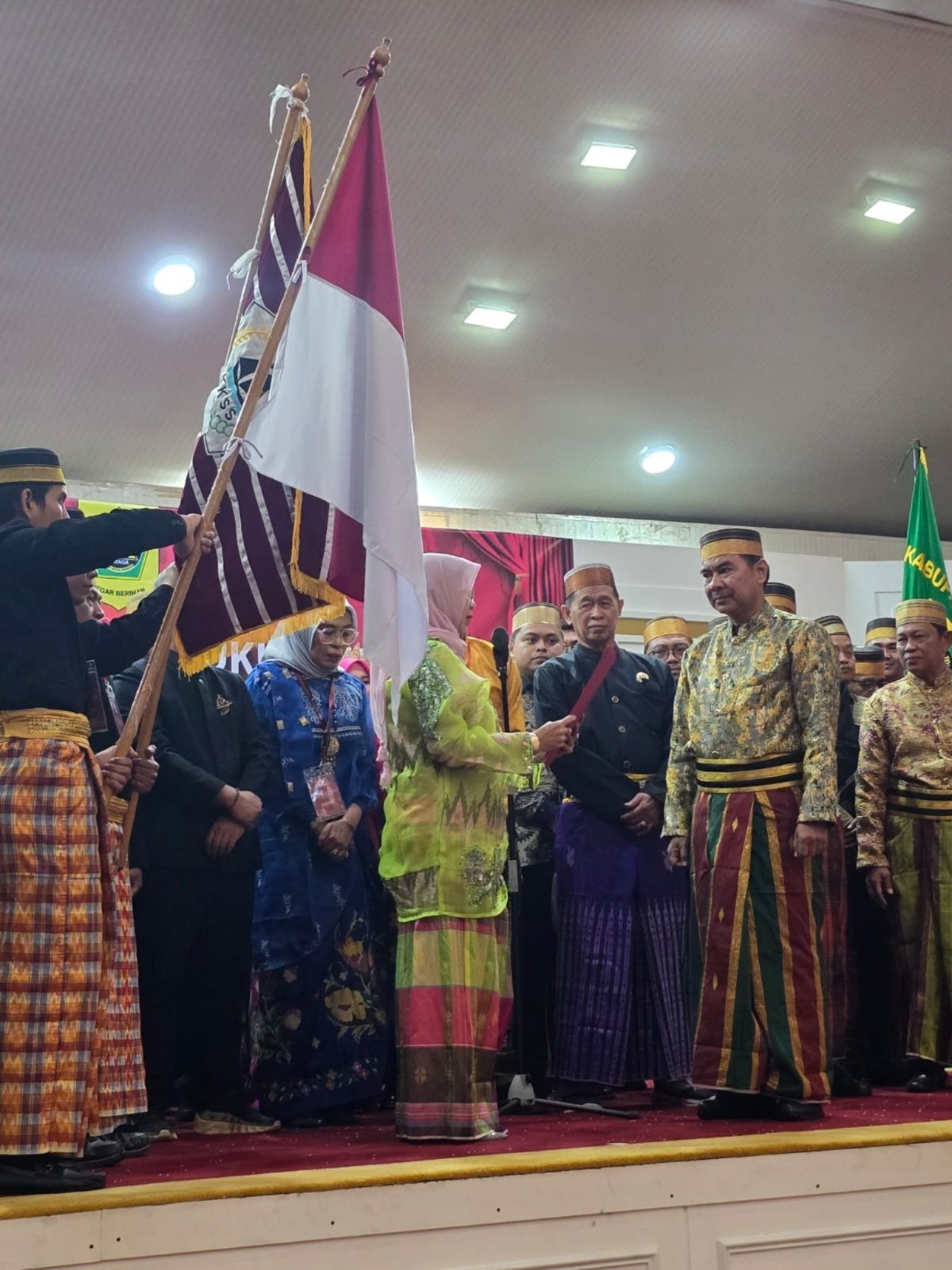Prosesi pelantikan dan pengukuhan BPD KKSS Kabupaten Bogor periode 2025–2030 di Cibinong, Sabtu (14/2/2026), berlangsung khidmat dengan nuansa adat Bugis-Makassar, dilantik oleh Ketua BPW KKSS Jawa Barat Andi Sri Wulandari.