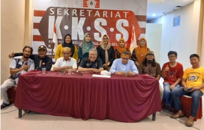 Pose Bersama setelah menyalurkan bantuan untuk korban banjir Aceh dan Sumatra