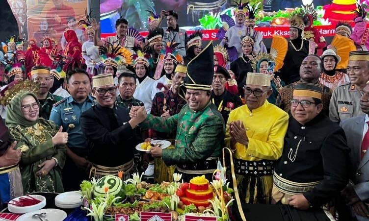 Pemberian tumpeng HUT KKSS ke-49 dari Ketua BPD KKSS Kabupaten Mimika, H. Iwan Anwar kepada Wakil Ketua Umum KKSS, Dr. Ir. Abdul Rivai Ras, M.M., M.S., M.Si., IPU., ASEAN Eng. Laksamana Muda TNI yang berlangsung di Gedung Eme Neme Yauware, Rabu (26/11/202